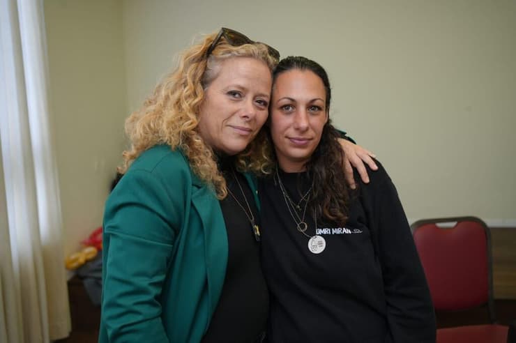 לישי מירן, אשתו של עמרי מירן שבשבי חמאס ואיילת נחמיאס-ורבין, יו"ר הקרן לנפגעי טרור של הסוכנות היהודית. "נוצר קשר אישי" (ליאור דסקל) לישי מירן, אשתו של עמרי מירן שבשבי חמאס ואיילת נחמיאס-ורבין, יו"ר הקרן לנפגעי טרור של הסוכנות היהודית