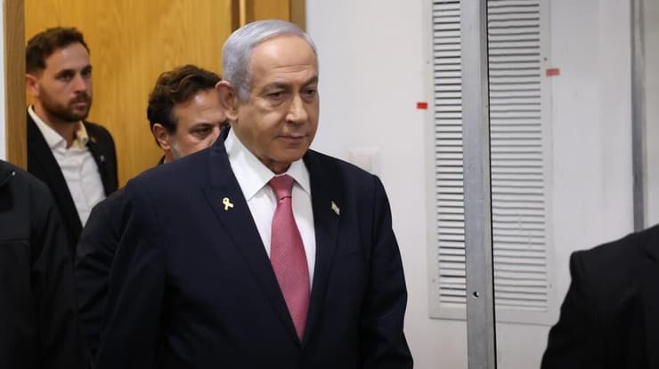 רה"מ בנימין נתניהו נכנס לאולם הדיונים על מנת לתת עדות תיקי אלפים