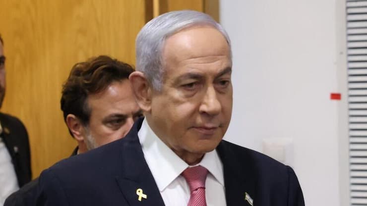 רה"מ בנימין נתניהו נכנס לאולם הדיונים על מנת לתת עדות תיקי אלפים