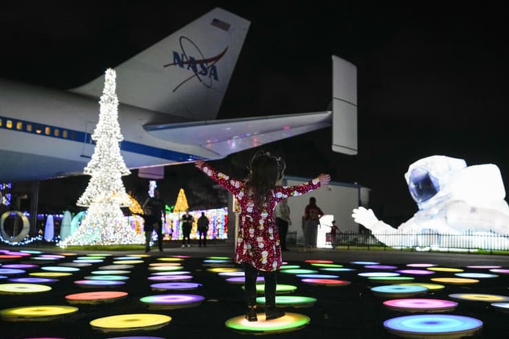 המעבורת "אינדפנדנס" במרכז החלל יוסטון (AP Photo/Ashley Landis) המעבורת "אינדפנדנס" במרכז החלל יוסטון