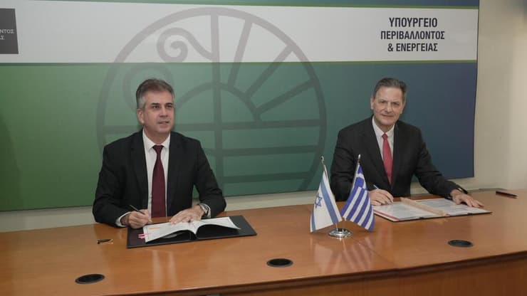 שר האנרגיה, אלי כהן, עם שר האנרגיה היווני, תיאודורוס סקילאקקיס (צילום: שגרירות ישראל באתונה) שר האנרגיה, אלי כהן, עם שר האנרגיה היווני, תיאודורוס סקילאקקיס, בחתימה על הסכם באתונה