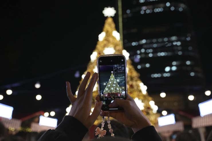 מגדל לוטה וורלד בסיאול, דרום קוריאה (AP Photo/Lee Jin-man) מגדל לוטה וורלד בסיאול, דרום קוריאה