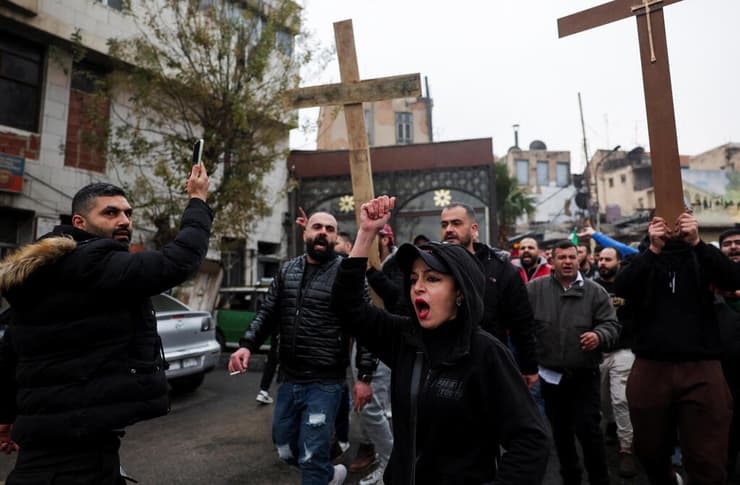 צילום: REUTERS/Amr Abdallah Dalsh הפגנה ב דמשק סוריה נגד הצתת עץ חג המולד