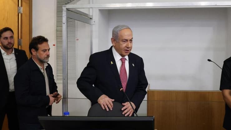 נתניהו בבית המשפט (צילום: מוטי מילרוד) רה"מ בנימין נתניהו נכנס לאולם הדיונים על מנת לתת עדות תיקי אלפים