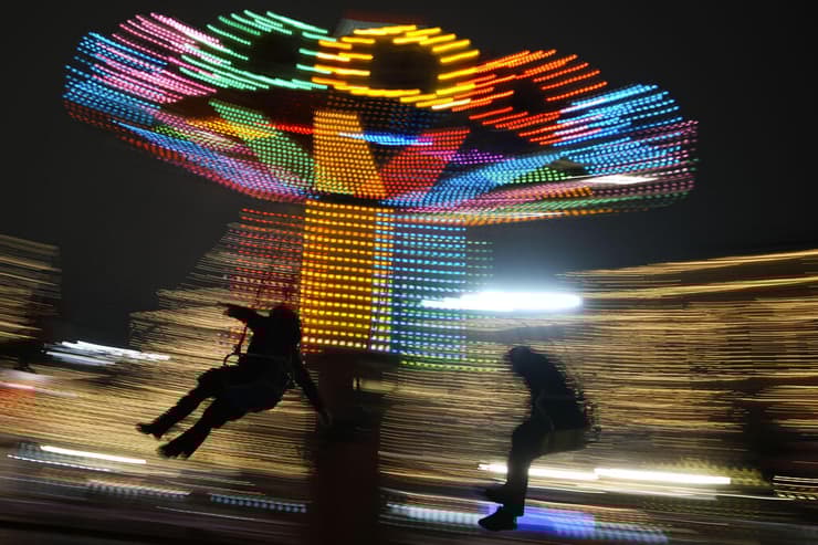 קרוסלה בכיכר האדומה, מוסקבה (AP Photo/Pavel Bednyakov) קרוסלה בכיכר האדומה, מוסקבה