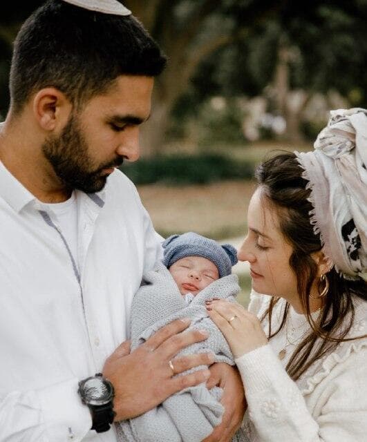 משה, רננה ונעם חיים הקטן בברית המילה בקיבוץ חולית (צילום: יעל בוחבוט) ברית המילה של בנם של משה ורננה בקיבוץ חולית