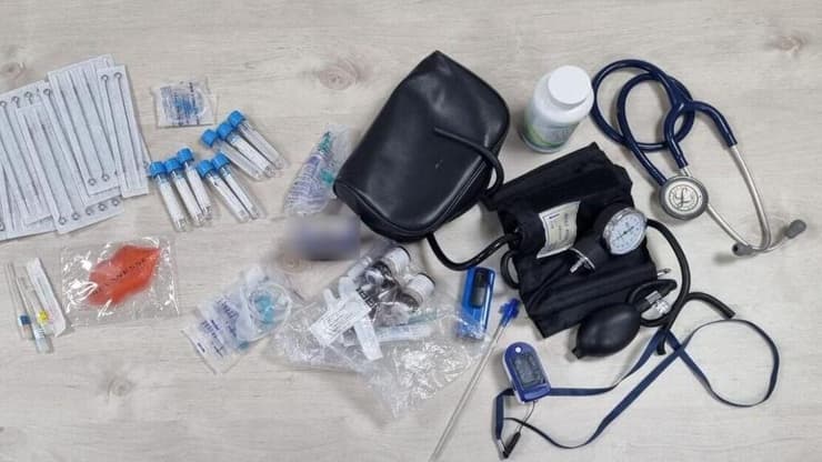 רופא נתפס עובד ללא רישיון ציוד שהוחרם