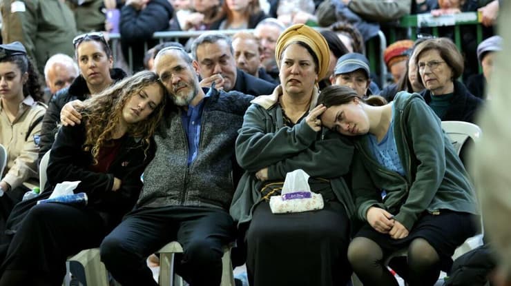 משפחתו של הלל: "השקעת בכל דבר שעשית כבעל, כבן, כאח, כמפקד וכלוחם" (צילום: אלכס קולומויסקי) הלוויתו של רס"ל (במיל') הלל דינר ז"ל בהר הרצל