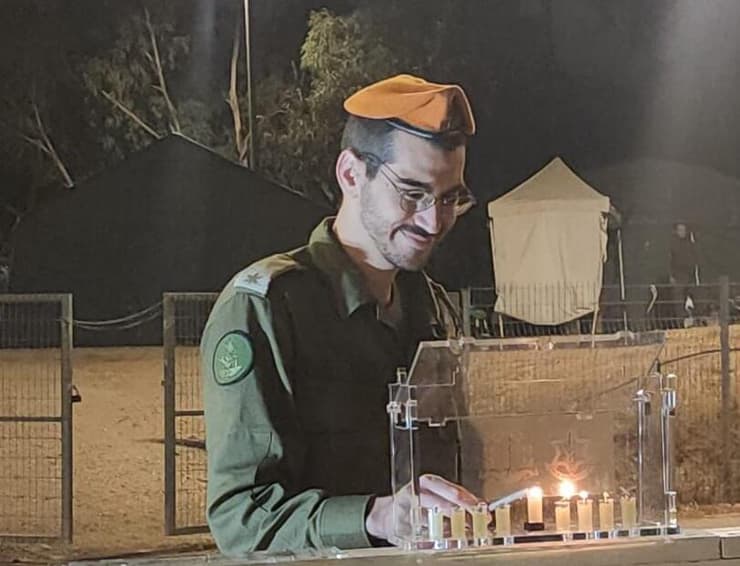 חייל מדליק חנוכייה טקטית