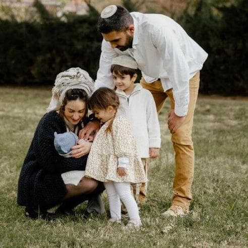 משה, רננה וילדיהם. "רוצה לחנך את הילדים שלי על ערכים מסוימים" (צילום: יעל בוחבוט ) ברית המילה של בנם של משה ורננה בקיבוץ חולית