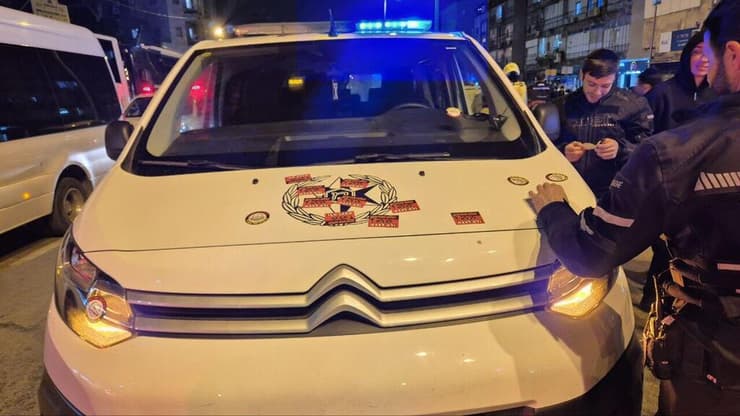 מדבקות על המכוניות "לכלא ולא נתגייס"