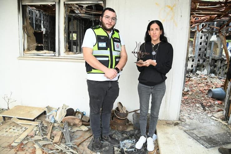 בתה של שפרה ז"ל, דורית נוי, עם ישראל חסיד איש זק"א ליד הבית בניר עוז