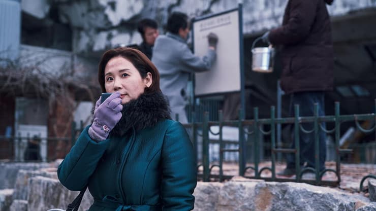 אנו מכריזים על משטר צבאי! רגע, לא, קבלו ביטול! מתוך "אוטופיה של בטון" (צילום: יחסי ציבור) מתוך "אוטופיה של בטון"