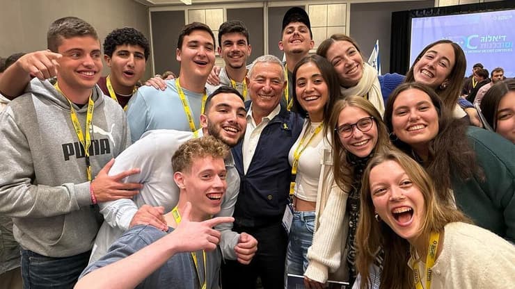 דורון אלמוג עם שליחים של הסוכנות היהודית (הסוכנות היהודית) דורון אלמוג עם שליחים של הסוכנות היהודית