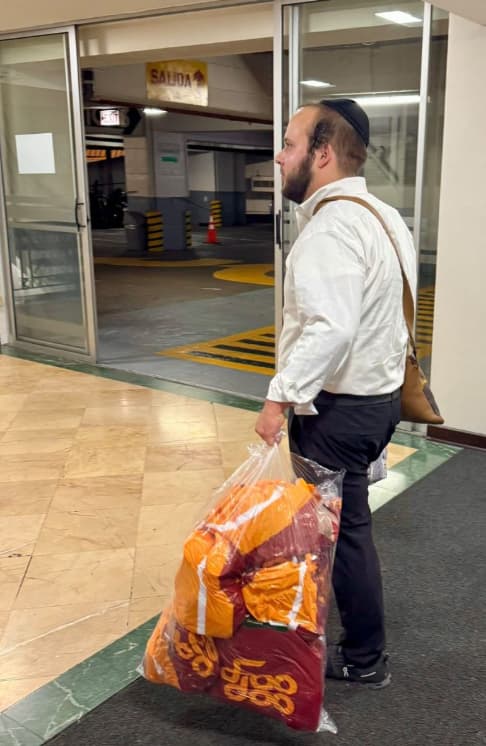 יעקב פליטשקין מביא מזון למחולצים