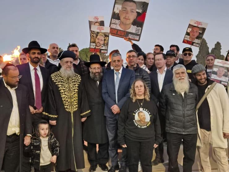 הדלקת נר ראשון של חנוכה ברחבת הכותל, בהשתתפות משפחות חטופים נר ראשון של חנוכה ברחבת הכותל, יחד עם משפחות החטופים