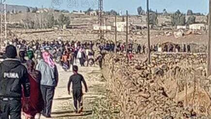  סורים מקומיים בהפגנה נגד כוחות צה"ל באזור הכפר סוויסה באזור הכפרי של קוניטרה