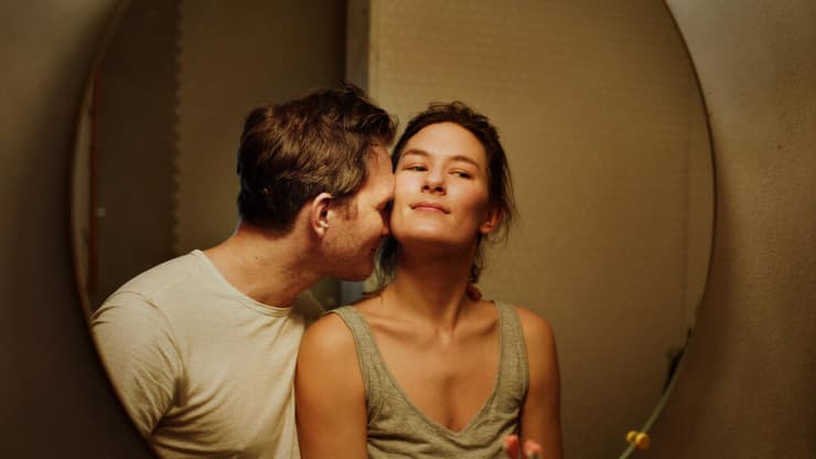 התיתכן אהבה מרגשת עם ביטחון ויציבות? ובכן. מתוך "להיות נאהבת" (צילום: יחסי ציבור) מתוך "להיות נאהבת"