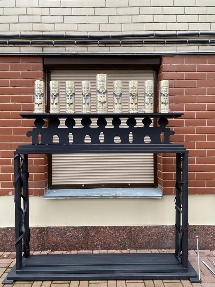 החנוכייה באוקראינה ששולבו בה שרידי כטב"ם שנפל בבית ספר יהודי (צילום: הקהילה היהודית בקייב – JCC) החנוכייה באוקראינה ששולבו בה שרידי כטב"ם שנפל בבית ספר יהודי