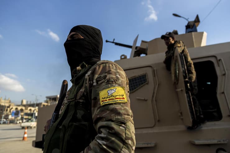 לוחם כורדי בארגון SDF