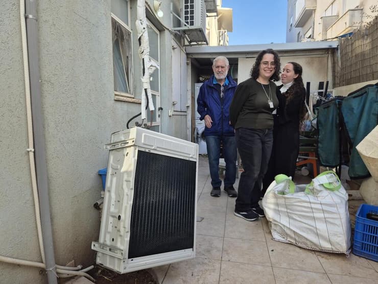 מיטל מור ומשה שטיינברג בביתם בבאר יעקב שנפגע מיירוט