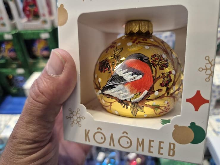 קישוט לעץ אשוח עם איור של אדום החזה