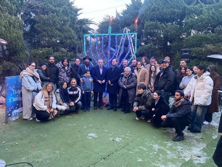 הדלקת נר ראשון של חנוכה בדרום קוריאה (צילום: באדיבות חב"ד דרום קוריאה) הדלקת חנוכייה בדרום קוריאה