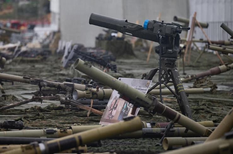 תערוכת אמל"ח שהוחרם מחיזבאללה בלבנון