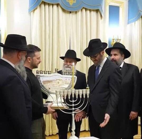 וולודימיר זלנסקי בהדלקת חנוכייה בקייב (צילום: FJCU / לשכת הנשיאות האוקראינית) וולודימיר זלנסקי מדליק חנוכייה בקייב