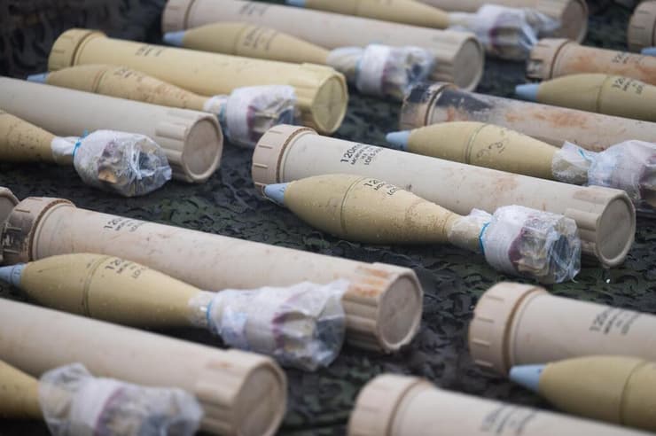 תערוכת אמל"ח שהוחרם מחיזבאללה בלבנון