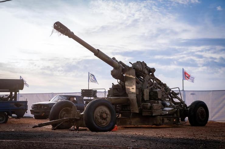תערוכת אמל"ח שהוחרם מחיזבאללה בלבנון