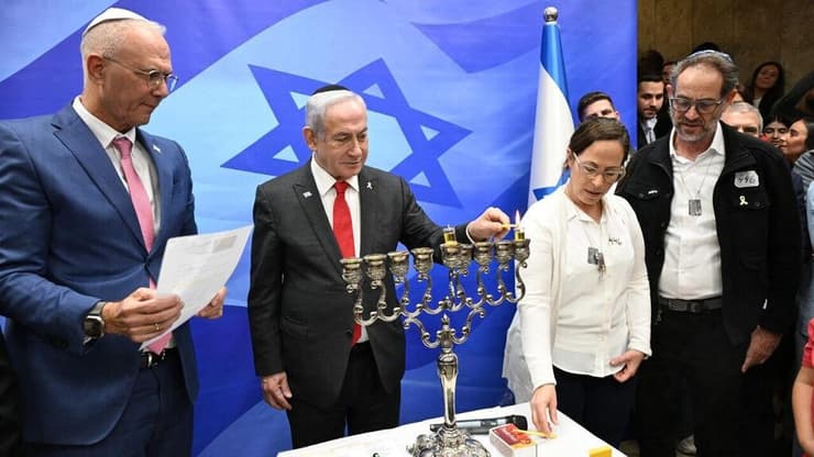 נתניהו בהדלקת נר ראשון של חנוכה עם עובדי משרד רה"מ: "גם החות'ים ילמדו את מה שלמדו החמאס, חיזבאללה, משטר אסד ואחרים"