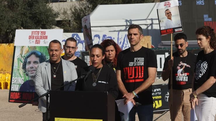 בני המשפחות בכיכר החטופים: "מעולם לא היו תנאים טובים יותר לעסקה" (צילום: מוטי קמחי) הצהרת נציגי אסיפת מטה משפחות החטופים בכיכר החטופים