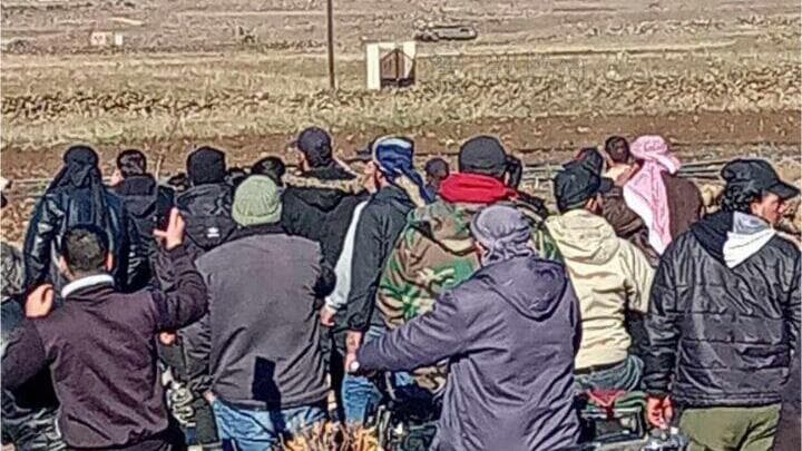  סורים מקומיים בהפגנה נגד כוחות צה"ל באזור הכפר סוויסה באזור הכפרי של קוניטרה