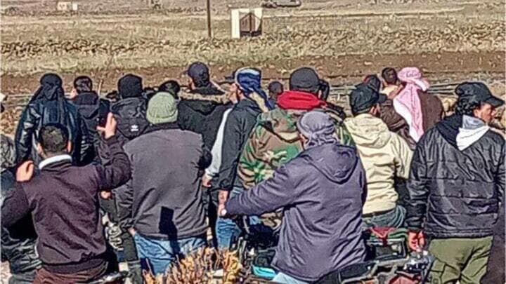  סורים מקומיים בהפגנה נגד כוחות צה"ל באזור הכפר סוויסה באזור הכפרי של קוניטרה