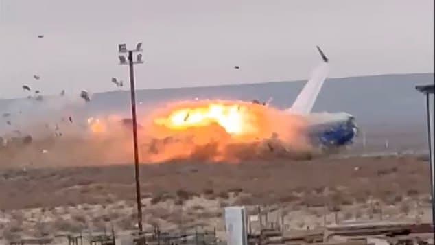 המטוס פוגע בקרקע ועולה בלהבות, אתמול ליד אקטאו, קזחסטן קזחסטן התרסקות מטוס אזרבייג'ן איירליינס בדרך ל צ'צ'ניה