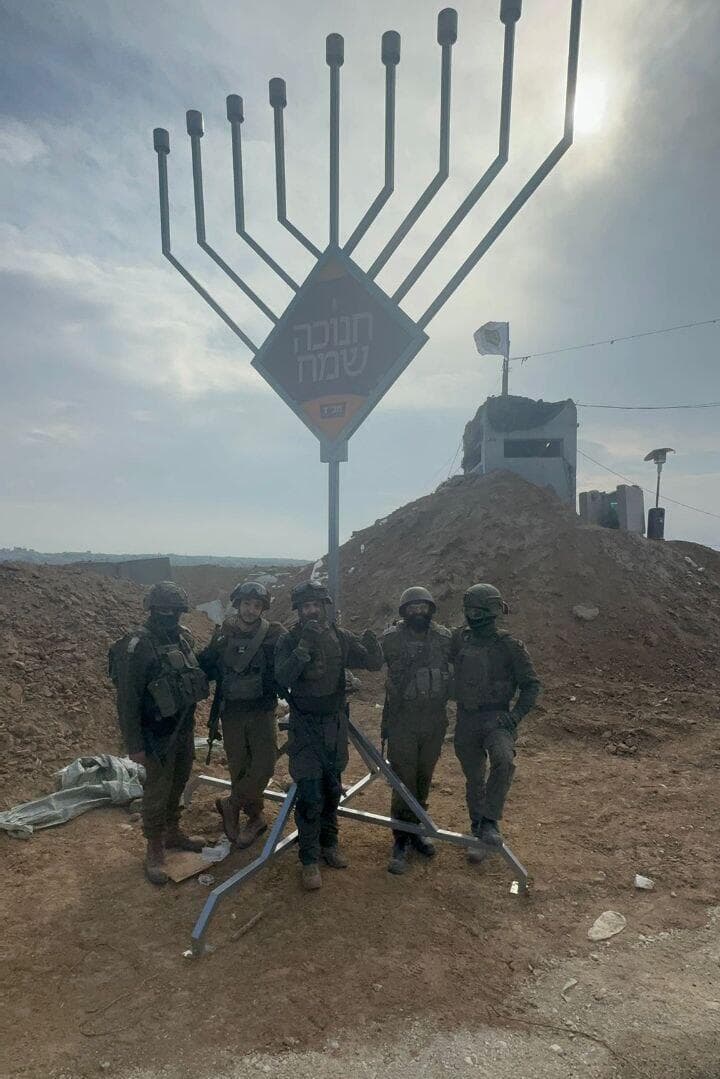חיילי צה"ל לצד חנוכיית ענק ברצועת עזה (צילום: באדיבות חב"ד) חיילי צה"ל מדליקים חנוכיית ברצועת עזה