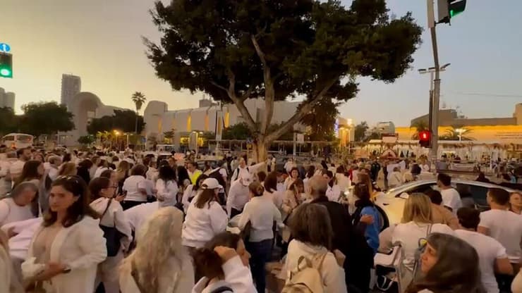 פיזור הפגנת משפחות החטופים מול הקריה