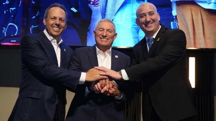 מימין מנכ״ל הסוכנות היהודית יהודה סטון, באמצע יו״ר הסוכנות היהודית, אלוף במיל׳ דורון אלמוג ומשמאל יו״ר חבר הנאמנים של הסוכנות היהודית מארק וילף (ליאור דסקל) מימין מנכ״ל הסוכנות היהודית יהודה סטון, באמצע יו״ר הסוכנות היהודית, אלוף במיל׳ דורון אלמוג ומשמאל יו״ר חבר הנאמנים של הסוכנות היהודית מארק וילף