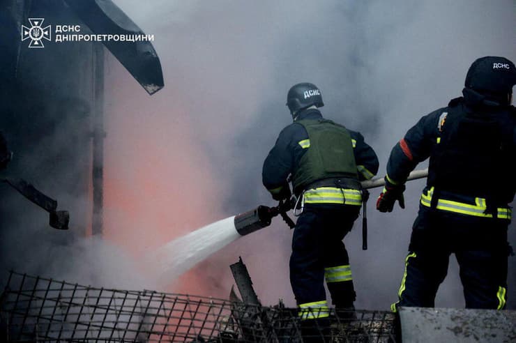 צילום: State Emergency Service of Ukraine in Dnipropetrovsk region/Handout via REUTERS דנייפרופטרובסק מתקפה מתקפת טילים רוסית אוקראינה