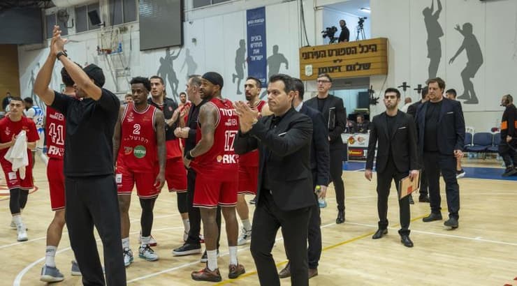 דימיטריס איטודיס ושחקני הפועל תל אביב חוגגים (רועי כפיר) דימיטריס איטודיס ושחקני הפועל תל אביב חוגגים