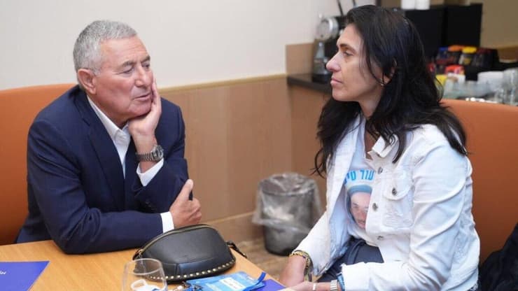 שלי שם טוב, אמו של עומר שבשבי חמאס, במפגש עם יו"ר הסוכנות היהודית, דורון אלמוג (ליאור דסקל) שלי שם טוב, אמו של עומר שבשבי חמאס, במפגש עם יו"ר הסוכנות היהודית, דורון אלמוג