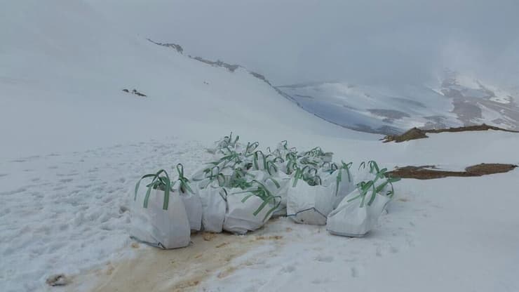 הסיוע ההומניטרי בשלג. שירת גם תכלית ביטחונית חשובה (צילום: דובר צה"ל) הסיוע ההומניטרי מישראל ל סוריה במבצע "שכנות טובה"