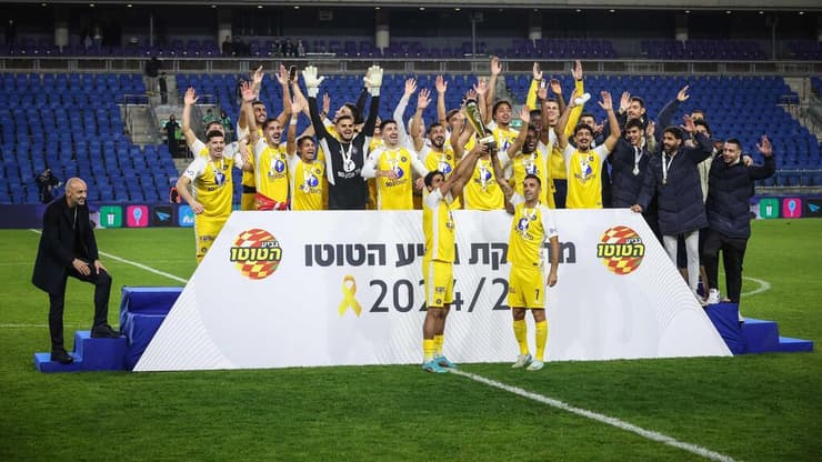 שחקני מכבי ת"א מניפים את הגביע