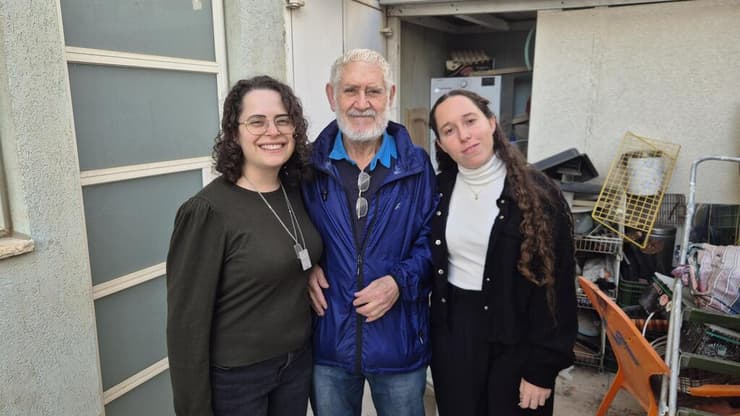 מיטל מור ומשה שטיינברג בביתם בבאר יעקב שנפגע מיירוט