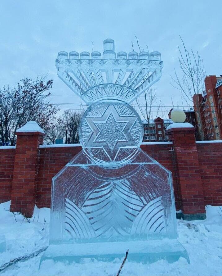 חנוכיית קרח בטיומן, סיביר (צילום: באדיבות חב"ד) חנוכייה בסיביר