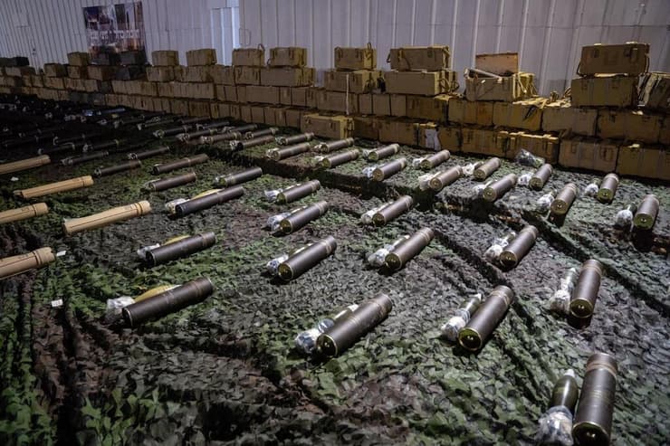 תערוכת אמל"ח שהוחרם מחיזבאללה בלבנון