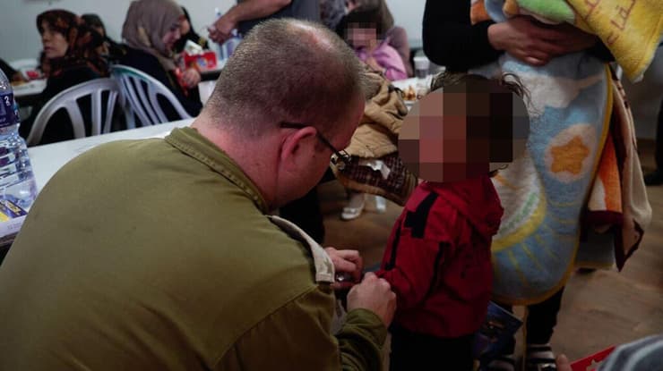 "אלה שטופלו כאן לא רצו לחזור. הם בכו, התחננו להישאר" (צילום: דובר צה"ל) הסיוע ההומניטרי מישראל ל סוריה במבצע "שכנות טובה"