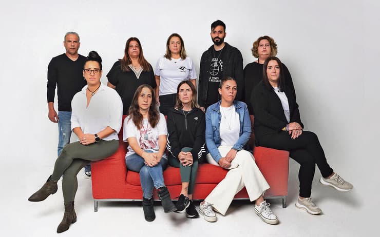 עומדים מימין לשמאל: קרן ליבוביץ, נתנאל חיים פור, שרון נימרי, אתי אביטל וליאור ברזילי. יושבים: ליאת עציוני (שפרבר), רווית בלוי, עדי פלג-גולן, נירית ברעם ואורי ביטון (צילום: דנה קופל) yk14201279