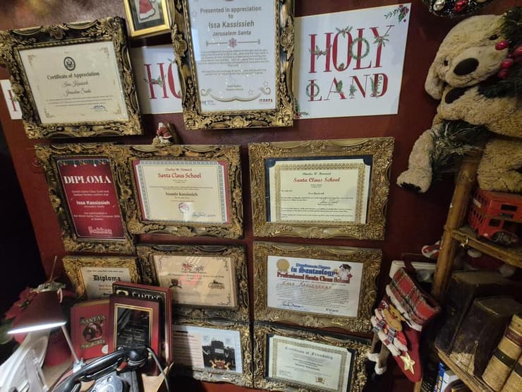 במשרד: קיר עם תעודות סנטה
